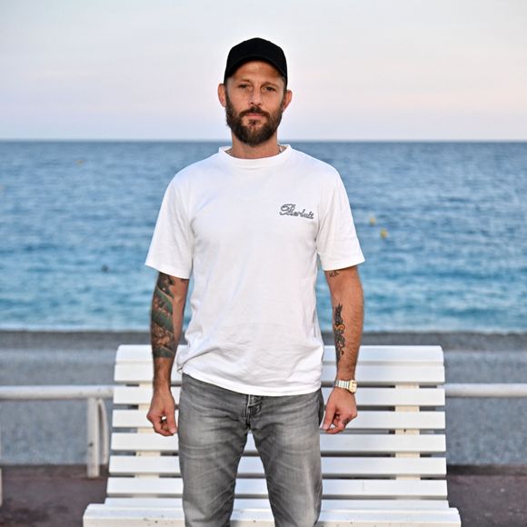 Nicolas Duvauchelle sur la Promenade des Anglais à Nice, le 5 octobre 2023, durant la quatrième journée de la 5eme édition du festival Cinéroman pour le film "Les rois de la piste" réalisé par Thierry Klifa.
. © Bruno Bebert/Bestimage