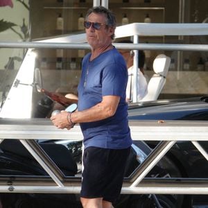 L'humoriste et animateur de télévision français Jean-Luc Reichmann est photographié en train de jouer à la pétanque à Saint-Tropez, en France, le 9 août 2025.  Photo : ABACAPRESS.COM
