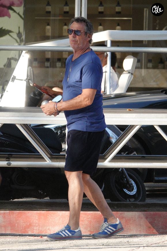L'humoriste et animateur de télévision français Jean-Luc Reichmann est photographié en train de jouer à la pétanque à Saint-Tropez, en France, le 9 août 2025.  Photo : ABACAPRESS.COM