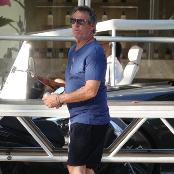 L'humoriste et animateur de télévision français Jean-Luc Reichmann est photographié en train de jouer à la pétanque à Saint-Tropez, en France, le 9 août 2025.  Photo : ABACAPRESS.COM