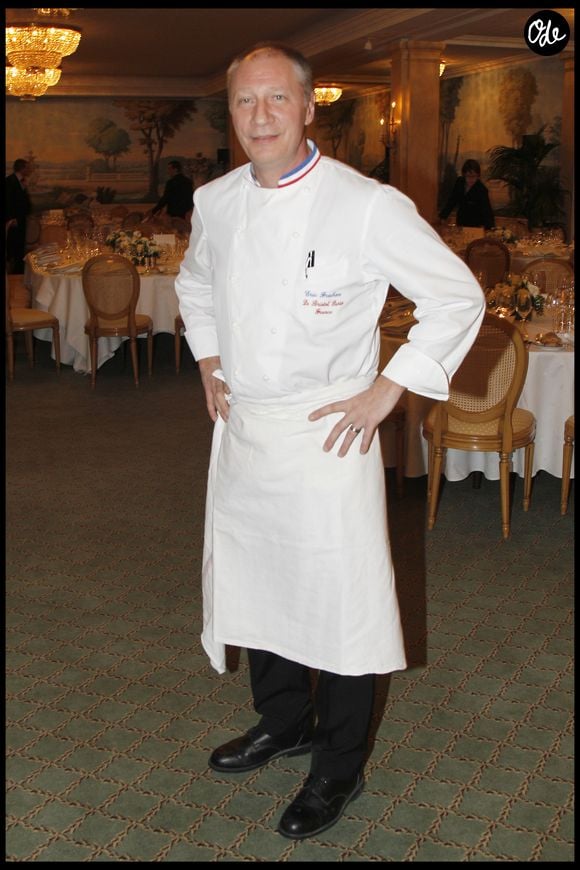 Éric Frechon, chef 3 étoiles de l'Hôtel Bristol, lauréat 2012 des « Trois Coups de l'Angélus » — Remise des prix « Les Trois Coups de l'Angélus 2012 » au cours d'un dîner, dans les salons de l'Hôtel Bristol à Paris, pour la 6ᵉ année consécutive, le 19 mars 2012.