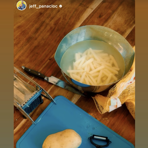 … entre humour, frites maison et "bêtises" du petit-déjeuner ! 

Jeff Panacloc et Charlotte Bizjak officialisent leur couple via une story Instagram postée le 1er décembre 2025 @charlottebizjak