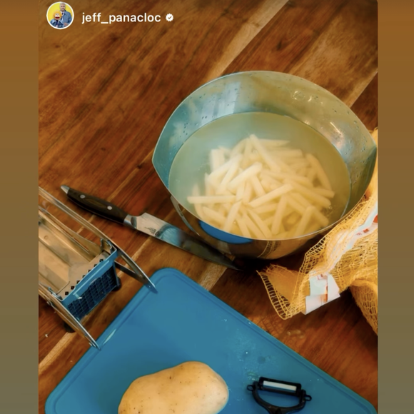 … entre humour, frites maison et "bêtises" du petit-déjeuner ! 

Jeff Panacloc et Charlotte Bizjak officialisent leur couple via une story Instagram postée le 1er décembre 2025 @charlottebizjak
