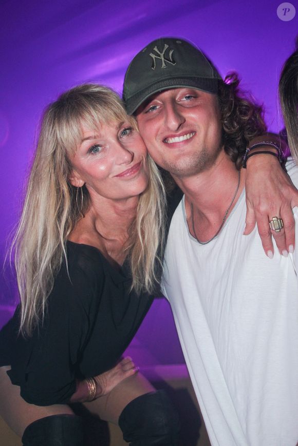 Sa petite soeur Keelaani fait son plus grand bonheur.

Joalukas Noah et sa mère Isabelle Camus à la soirée d’anniversaire de Véronica Thierry au club l’Arc Paris le 10 novembre 2025.
© Philippe Baldini / Bestimage