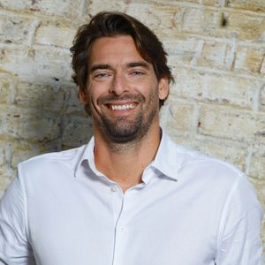 Camille Lacourt en prise de vue studio en marge du tournage du clip "Je garde le sourire !" de l'association Laurette Fugain dans les Studios de l'Usine à Paris, France, le 19 septembre 2024. © Christophe Clovis/Bestimage