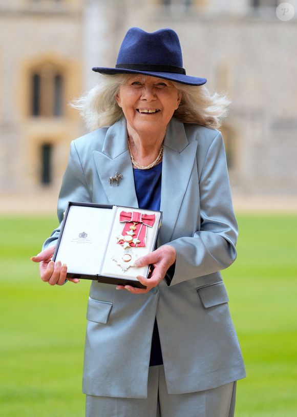 Dame Jilly Cooper après avoir été faite Dame Commandeur de l'Empire britannique par le roi Charles III au château de Windsor, Berkshire. Photo by  Andrew Matthews/PA Wire