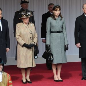 Alors que son époux était encore à l'Elysée, l'heureuse maman de deux enfants avait à l'époque fait l'unanimité auprès de la presse anglophone, qui n'avait pas hésité à la comparer à Jackie Kennedy.

Le président français Nicolas Sarkozy, la reine Élisabeth II, Carla Bruni-Sarkozy et le duc d'Édimbourg assistent à la cérémonie d'accueil au château de Windsor, au Royaume-Uni, le 26 mars 2008.