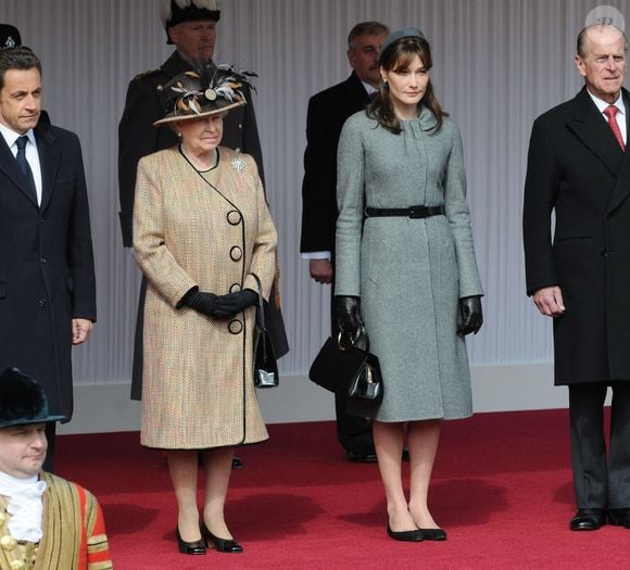 Alors que son époux était encore à l'Elysée, l'heureuse maman de deux enfants avait à l'époque fait l'unanimité auprès de la presse anglophone, qui n'avait pas hésité à la comparer à Jackie Kennedy.

Le président français Nicolas Sarkozy, la reine Élisabeth II, Carla Bruni-Sarkozy et le duc d'Édimbourg assistent à la cérémonie d'accueil au château de Windsor, au Royaume-Uni, le 26 mars 2008.