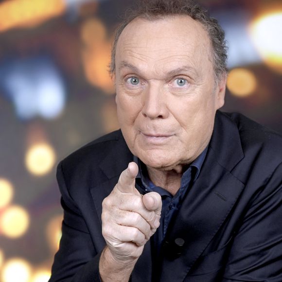 Exclusif - Portrait de Julien Lepers lors de l'enregistrement de l'émission "Chez Jordan de Luxe" à Paris. Le 8 octobre 2024
© Cédric Perrin / Bestimage