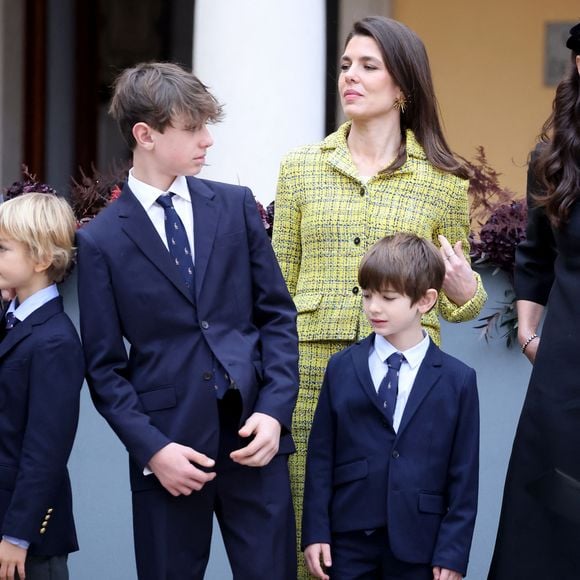 Charlotte Casiraghi et ses enfants Raphaël Elmaleh,  Balthazar Rassam - La famille princière monégasque dans la cour d'honneur du palais lors de la la fête nationale à Monaco le 19 novembre 2025. © Dominique Jacovides - Bruno Bebert / Bestimage