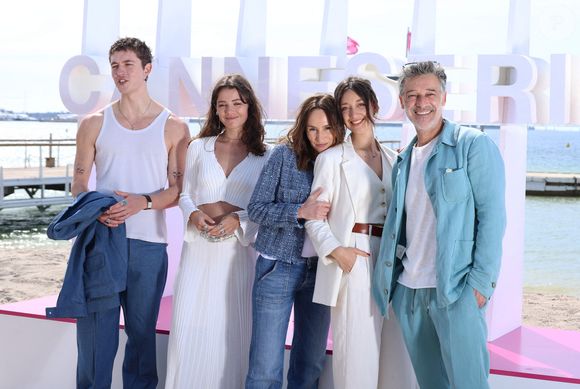 "Quand on t'appelle pour rejoindre une série quotidienne déjà bien implantée, c’est un honneur", reconnaît-elle.

Loan Becmont, Julie Sassoust, Zoi Severin, Vanessa Demouy Stephane Blancafort - Photocall de "Ici tout commence" lors du 7ème festival international Canneséries à Cannes, le 6 avril 2024. 
© Denis Guignebourg / Bestimage