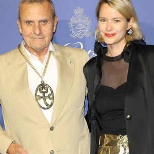 Jean-Charles de Castelbajac et sa femme Pauline de Drouas - Photocall des 125 ans du Ritz à Paris Le 14 septembre 2023. Le Ritz Paris a célébré ses 125 ans autour d’une soirée légendaire, en présence de plus de 700 invités, dont de très nombreuses personnalités issues du monde de la mode, des arts et du spectacle. Une soirée exceptionnelle, en hommage à César Ritz, fondateur visionnaire de l’hôtel, et placée sous le signe de l’Or, en écho à Louis XIV, le roi soleil, à l’origine de la célèbre place Vendôme. 

Durant plusieurs heures, dans le Grand Jardin de l’hôtel, brillant de mille feux, plus de 90 artistes se sont produits sous la direction artistique et la mise en scène et en danse de F. Fontan. Une scénographie somptueuse rappelant les grandes fêtes du Château de Versailles. La direction musicale a quant à elle été confiée au chef d’orchestre et compositeur T. Roussel. 

La soirée se déroulait en 3 actes : « le roi chante », « le roi danse », et « tout le monde danse ». Les invités ont été éblouis par les performances des artistes dont le duo Charlie Voodoo et Théophile Alexandre, accompagnés de danseuses inspirées de l’exubérante Marquise Casati, de la danseuse Etoile A.Renavand et des danseurs du Ballet de l’Opéra national de Paris -  F. Melac, R. Stojanov et T. Coste -  les Electrostreet, le  Symphonic Orchestra du Ritz Paris et ses musiciens, les Dj back to back Desiderata, P. Winter et  K.Smile… sans oublier D. Bürki, rayonnante Maîtresse de cérémonie.

Toute l’offre gastronomique de cette soirée a été confiée à J. Legras, Chef Exécutif du Ritz Paris, à F. Perret, Chef Pâtissier de l’hôtel, et à R. de Courcy, Chef Barman. Une soirée extraordinaire pour célébrer 125 ans de légende et ancrer le Ritz Paris dans l’éternité. © Coadic Guirec / Bestimage