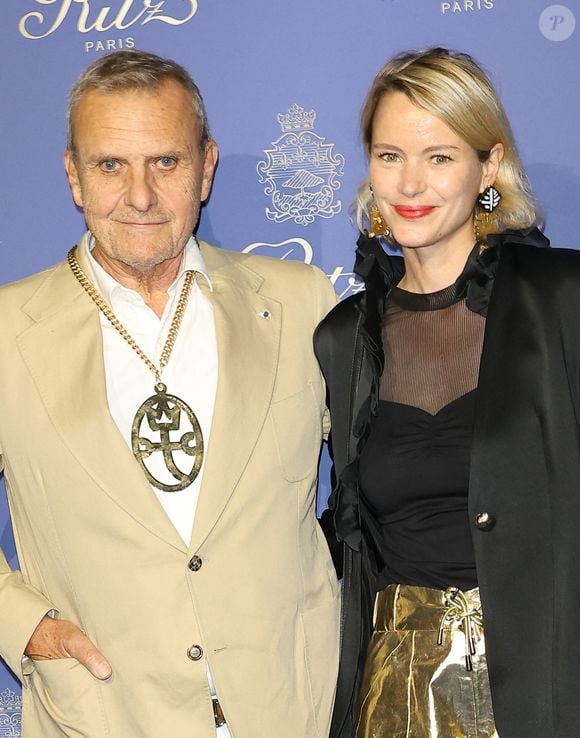 Jean-Charles de Castelbajac et sa femme Pauline de Drouas - Photocall des 125 ans du Ritz à Paris Le 14 septembre 2023. Le Ritz Paris a célébré ses 125 ans autour d’une soirée légendaire, en présence de plus de 700 invités, dont de très nombreuses personnalités issues du monde de la mode, des arts et du spectacle. Une soirée exceptionnelle, en hommage à César Ritz, fondateur visionnaire de l’hôtel, et placée sous le signe de l’Or, en écho à Louis XIV, le roi soleil, à l’origine de la célèbre place Vendôme. 

Durant plusieurs heures, dans le Grand Jardin de l’hôtel, brillant de mille feux, plus de 90 artistes se sont produits sous la direction artistique et la mise en scène et en danse de F. Fontan. Une scénographie somptueuse rappelant les grandes fêtes du Château de Versailles. La direction musicale a quant à elle été confiée au chef d’orchestre et compositeur T. Roussel. 

La soirée se déroulait en 3 actes : « le roi chante », « le roi danse », et « tout le monde danse ». Les invités ont été éblouis par les performances des artistes dont le duo Charlie Voodoo et Théophile Alexandre, accompagnés de danseuses inspirées de l’exubérante Marquise Casati, de la danseuse Etoile A.Renavand et des danseurs du Ballet de l’Opéra national de Paris -  F. Melac, R. Stojanov et T. Coste -  les Electrostreet, le  Symphonic Orchestra du Ritz Paris et ses musiciens, les Dj back to back Desiderata, P. Winter et  K.Smile… sans oublier D. Bürki, rayonnante Maîtresse de cérémonie.

Toute l’offre gastronomique de cette soirée a été confiée à J. Legras, Chef Exécutif du Ritz Paris, à F. Perret, Chef Pâtissier de l’hôtel, et à R. de Courcy, Chef Barman. Une soirée extraordinaire pour célébrer 125 ans de légende et ancrer le Ritz Paris dans l’éternité. © Coadic Guirec / Bestimage