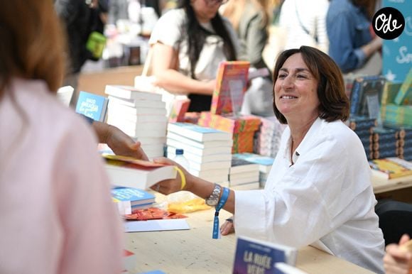 Ces histoires mêlant voyages et épreuves, débordent d'humanité et d'une volonté de mener tout un chacun vers le bonheur...

Maud Ankaoua au salon du livre de Paris au Grand Palais à Paris, le 19 avril 2026. Photo de Lionel Urman/Abaca