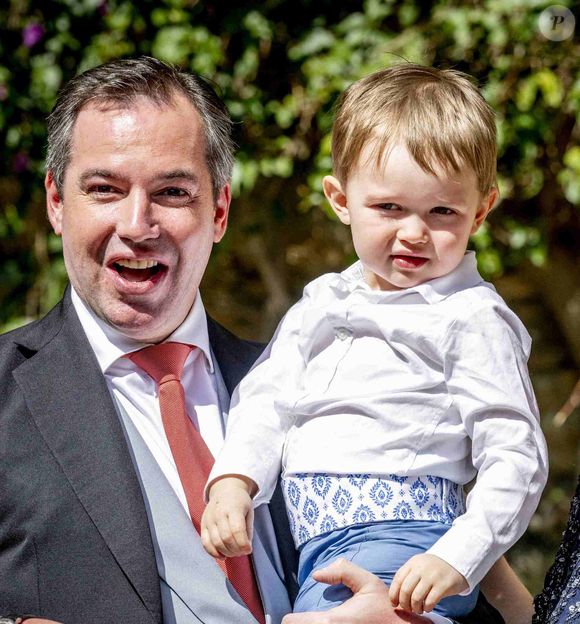 C'est son fils, Guillaume de Luxembourg, qui va lui succéder sur le trône.

Guillaume de Luxembourg et le prince Charles de Luxembourg assistent au mariage religieux de la princesse Alexandra de Luxembourg et de Nicolas Bagory à l'église Saint Trophyme à Bormes-les-Mimosas, France, le 29 avril 2023. ©  Robin Utrecht/ABACAPRESS.COM