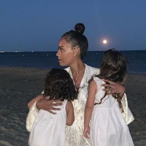 Amel Bent avec ses filles Sofia et Hana lors de vacances dans le sud de la France. Instagram