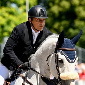 Grand sportif surnommé "le roi du sucre" (ndlr : il est le président du groupe Sucden - Suez et Denrées), Serge Varsano évolue également avec brio dans le milieu du Saut d'Obstacles. 

Serge Varsano sur Mylo Van Klapscheut au Prix Geberit lors de la 10ème édition du "Longines Paris Eiffel Jumping" à la Plaine de Jeux de Bagatelle à Paris le 23 juin 2024.
Pierre Perusseau / Veeren / Bestimage