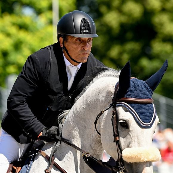 Grand sportif surnommé "le roi du sucre" (ndlr : il est le président du groupe Sucden - Suez et Denrées), Serge Varsano évolue également avec brio dans le milieu du Saut d'Obstacles. 

Serge Varsano sur Mylo Van Klapscheut au Prix Geberit lors de la 10ème édition du "Longines Paris Eiffel Jumping" à la Plaine de Jeux de Bagatelle à Paris le 23 juin 2024.
Pierre Perusseau / Veeren / Bestimage