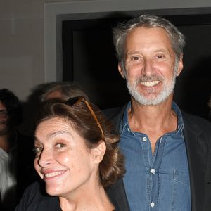 Mais au-delà de la journaliste rigoureuse ou de la femme fantasque, ce que retient le plus Antoine de Caunes, c’est son intransigeance morale et sa combativité.

Exclusif - Daphné Roulier avec son mari Antoine de Caunes - Dédicace du nouveau roman de Sacha Sperling "Le fils du pêcheur" aux éditions Robert Laffont à l'Hôtel Costes à Paris le 6 septembre 2021. © Coadic Guirec/Bestimage