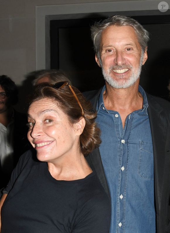 Mais au-delà de la journaliste rigoureuse ou de la femme fantasque, ce que retient le plus Antoine de Caunes, c’est son intransigeance morale et sa combativité.

Exclusif - Daphné Roulier avec son mari Antoine de Caunes - Dédicace du nouveau roman de Sacha Sperling "Le fils du pêcheur" aux éditions Robert Laffont à l'Hôtel Costes à Paris le 6 septembre 2021. © Coadic Guirec/Bestimage