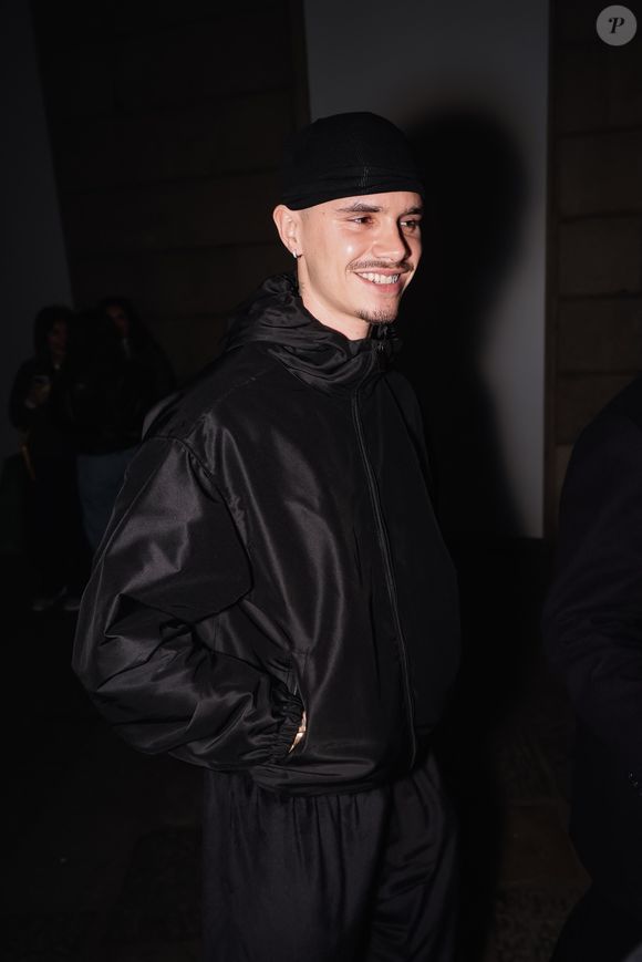 A savoir pour Roméo.

Milan, Italie : Milan, Milan Fashion Week Womenswear Fall/Winter 2026/2027 - Mode féminine, automne/hiver 2026/2027 - Gucci Party - Guest Arrivals. Sur la photo : Romeo Beckham (Modèle) (Image de crédit : © Alessandro Bremec/IPA via ZUMA Press / Bestimage)