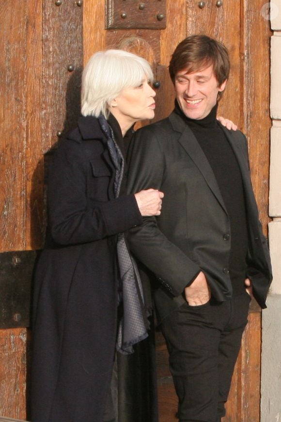 Exclusif - Françoise Hardy et son fils Thomas Dutronc se baladent le long des quais de l’Île Saint-Louis à Paris, France, le 2 novembre 2016. (AGENCE / BESTIMAGE).