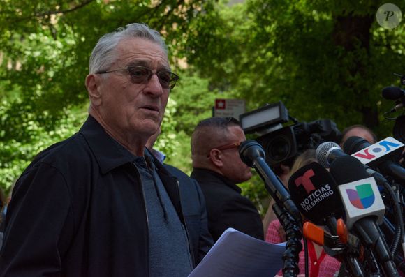 L'acteur Robert De Niro tient une conférence de presse devant le tribunal pénal de Manhattan avec les officiers de police du Capitole Harry Dunn et Michael Fanone qui ont été attaqués par des insurgés lors des émeutes du 6 janvier 2021. ©Edna Leshowitz/Zuma Press Wire/ABACAPRESS.COM