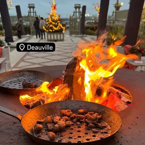 Sur le cliché, on aperçoit un brasero en train de cuire des marrons. Le tout à Deauville. 

Benjamin Duhamel publie régulièrement des clichés sur son compte Instagram