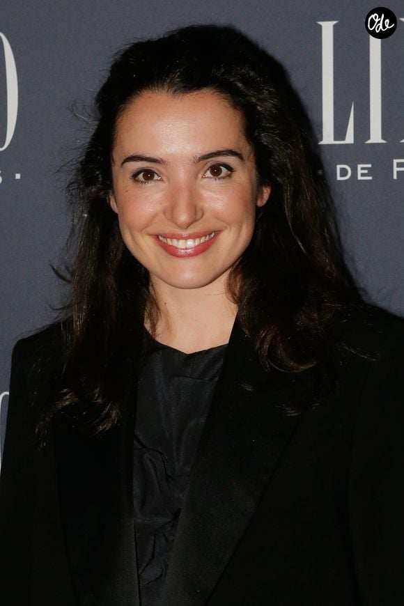 Isabelle Vitari (Nos chers voisins) - Photocall à l'occasion de la présentation du nouveau spectacle du Lido "Paris Merveilles" à Paris, le 8 avril 2015. Christophe Clovis / Bestimage