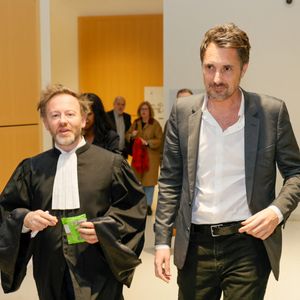 Exclusif - Vincent Cerutti avec son avocat Antoine Vey lors de la deuxième suspension d'audience de son procès, pour atteinte sexuelle, pour avoir mordu, à deux reprises, les fesses de sa collaboratrice chez Chérie FM en 2015, Caroline Barel, au tribunal correctionnel de Paris, France, le 9 décembre 2025. La procureure a requis 6 mois de prison, assorti de sursis simple, et dix mille euros d'amende. L'avocat de l'animateur a de son côté plaidé la relaxe. Le délibéré sera rendu le 4 février 2026.
© Julien Sarkissian/Bestimage