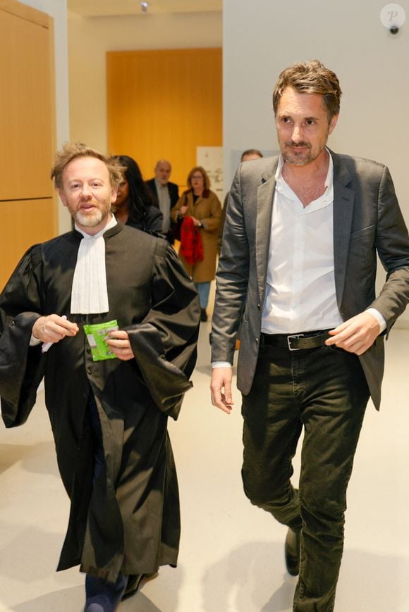 Exclusif - Vincent Cerutti avec son avocat Antoine Vey lors de la deuxième suspension d'audience de son procès, pour atteinte sexuelle, pour avoir mordu, à deux reprises, les fesses de sa collaboratrice chez Chérie FM en 2015, Caroline Barel, au tribunal correctionnel de Paris, France, le 9 décembre 2025. La procureure a requis 6 mois de prison, assorti de sursis simple, et dix mille euros d'amende. L'avocat de l'animateur a de son côté plaidé la relaxe. Le délibéré sera rendu le 4 février 2026.
© Julien Sarkissian/Bestimage