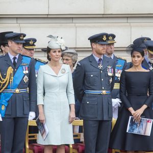Le prince William, duc de Cambridge, Kate Catherine Middleton, duchesse de Cambridge, le prince William, duc de Sussex, Meghan Markle, duchesse de Sussex (habillée en Dior Haute Couture par Maria Grazia Chiuri) - La famille royale d'Angleterre lors de la parade aérienne de la RAF pour le centième anniversaire au palais de Buckingham à Londres. Le 10 juillet 2018. (EXPRESS SYNDICATION / BESTIMAGE).