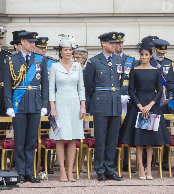 Le prince William, duc de Cambridge, Kate Catherine Middleton, duchesse de Cambridge, le prince William, duc de Sussex, Meghan Markle, duchesse de Sussex (habillée en Dior Haute Couture par Maria Grazia Chiuri) - La famille royale d'Angleterre lors de la parade aérienne de la RAF pour le centième anniversaire au palais de Buckingham à Londres. Le 10 juillet 2018. (EXPRESS SYNDICATION / BESTIMAGE).