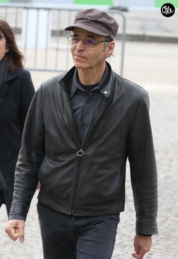 Avant de naviguer entre l'Angleterre et le Sud de la France, il a vécu avec sa première épouse dans un pavillon sans clinquant à Montrouge...

Jean-Jacques Goldman lors des obsèques de Véronique Colucci au cimetière communal de Montrouge, le 12 avril 2018. Crédit Agence / Bestimage