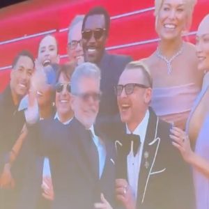 En effet, c'est le réalisateur Christopher McQuarrie qui a fait une petite entorse au protocole en dégainant son cellulaire pour en faire à la pelle devant les photographes.

(Capture d'écran - Vidéo - X - ancienne Twitter - de Deadline 2025)