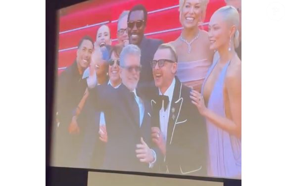 En effet, c'est le réalisateur Christopher McQuarrie qui a fait une petite entorse au protocole en dégainant son cellulaire pour en faire à la pelle devant les photographes.

(Capture d'écran - Vidéo - X - ancienne Twitter - de Deadline 2025)