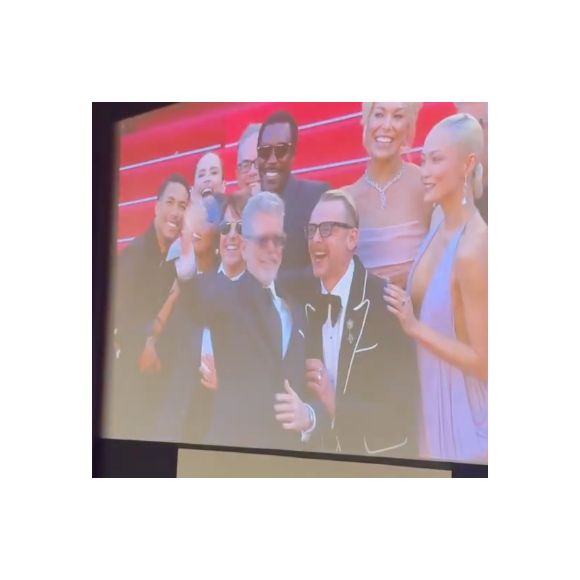 En effet, c'est le réalisateur Christopher McQuarrie qui a fait une petite entorse au protocole en dégainant son cellulaire pour en faire à la pelle devant les photographes.

(Capture d'écran - Vidéo - X - ancienne Twitter - de Deadline 2025)