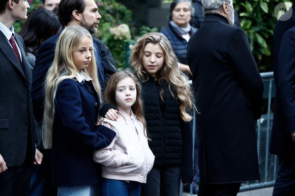 Giulia Sarkozy, Lola Sarkozy - La famille et les soutiens de Nicolas Sarkozy se sont réunis devant son domicile le jour de son incarcération à la prison de la Santé à Paris le 21 octobre 2025.

© Moreau / Jacovides / Bestimage