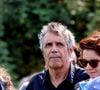 “Ça a été affreux. C’est moi qui l’ai annoncé à mon frère et mes sœurs”, confie Julien Clerc
Julien Clerc et sa femme Hélène Grémillon aux obsèques civiles du journaliste Gérard Leclerc au cimetière des Trois-Moutiers à Loudun, dans la Vienne, France, le 24 août 2023; dont son père avait longtemps été le maire et où il avait lui-même siégé au conseil municipal. Le journaliste est mort dans un accident d'avion touristique qui s'est écrasé le 15 août. © Dominique Jacovides/Bestimage