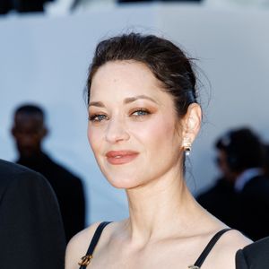 Avec "Karma", Marion Cotillard et Guillaume Canet signent leur neuvième collaboration depuis leur premier film ensemble en 2002, Jeux d'enfants, devenu culte au fil des années.

Marion Cotillard - Montée des marches du film « Karma » lors du 79ème Festival International du Film de Cannes, le 15 mai 2026. © Jacovides-Moreau / Bestimage