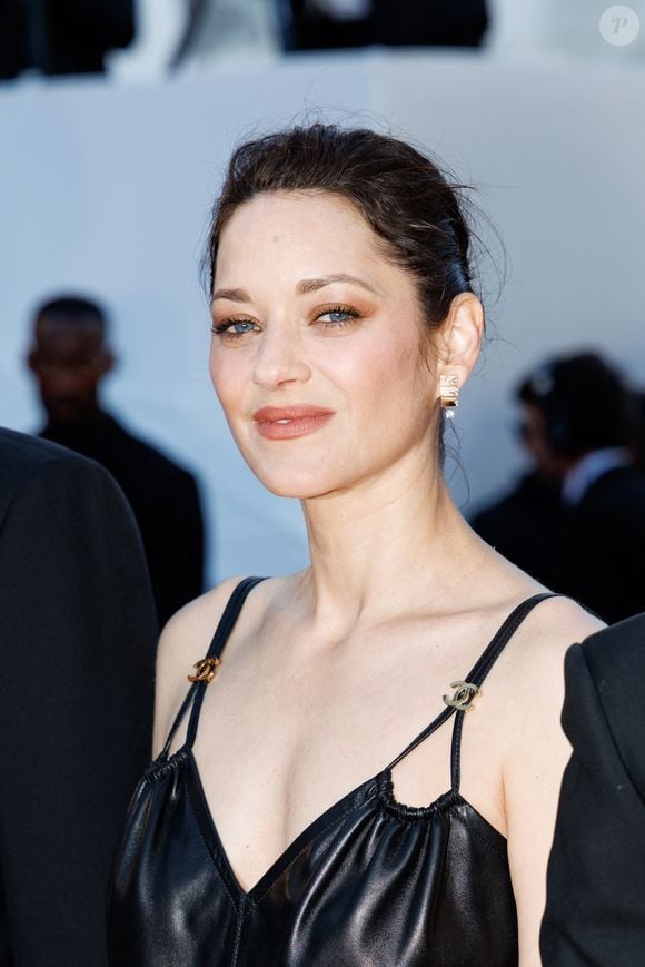 Avec "Karma", Marion Cotillard et Guillaume Canet signent leur neuvième collaboration depuis leur premier film ensemble en 2002, Jeux d'enfants, devenu culte au fil des années.

Marion Cotillard - Montée des marches du film « Karma » lors du 79ème Festival International du Film de Cannes, le 15 mai 2026. © Jacovides-Moreau / Bestimage