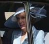 La maman de George, Louis et Charlotte a complété cette silhouette par un chapeau sur mesure signé Philip Treacy décliné dans les mêmes tonalités bleu et blanc. 

Catherine (Kate) Middleton, princesse de Galles - Des membres de la famille royale assistent à la parade « Trooping the Colour » au palais de Buckingham, à Londres, au Royaume-Uni, le 13 juin 2026.

© Julien Burton / Bestimage