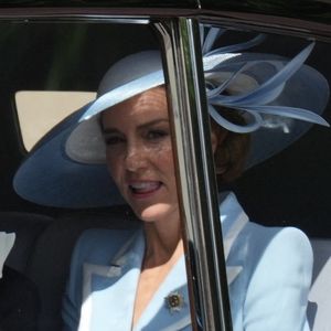 La maman de George, Louis et Charlotte a complété cette silhouette par un chapeau sur mesure signé Philip Treacy décliné dans les mêmes tonalités bleu et blanc. 

Catherine (Kate) Middleton, princesse de Galles - Des membres de la famille royale assistent à la parade « Trooping the Colour » au palais de Buckingham, à Londres, au Royaume-Uni, le 13 juin 2026.

© Julien Burton / Bestimage