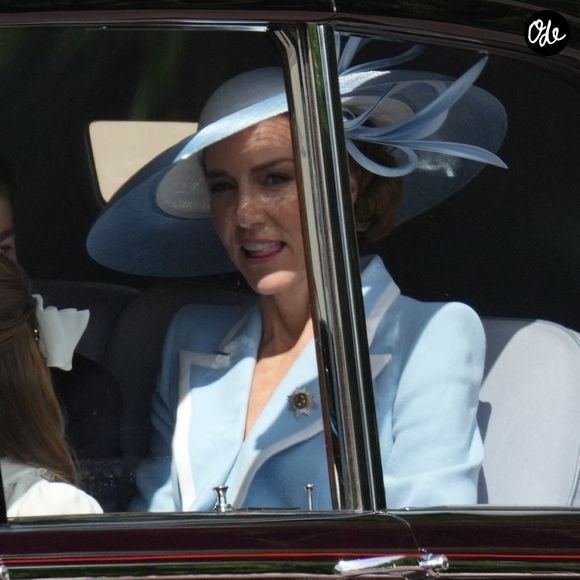 La maman de George, Louis et Charlotte a complété cette silhouette par un chapeau sur mesure signé Philip Treacy décliné dans les mêmes tonalités bleu et blanc. 

Catherine (Kate) Middleton, princesse de Galles - Des membres de la famille royale assistent à la parade « Trooping the Colour » au palais de Buckingham, à Londres, au Royaume-Uni, le 13 juin 2026.

© Julien Burton / Bestimage