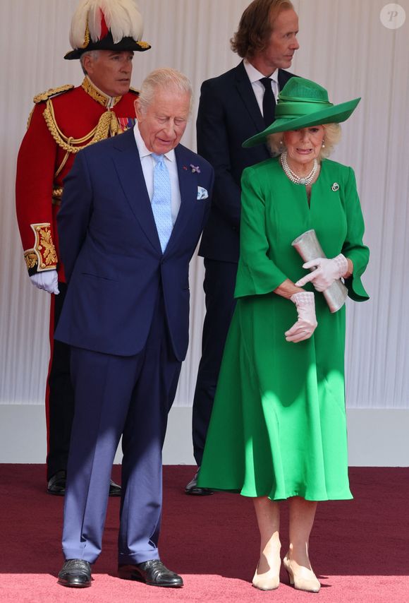 Le roi Charles III d'Angleterre, Camilla Parker Bowles, reine consort d'Angleterre, le prince William, prince de Galles, et Catherine (Kate) Middleton, princesse de Galles, accueillent le couple présidentiel français le président Emmanuel Macron et sa femme la Première Dame Brigitte Macron sur Datchet road à Windsor, Royaume Uni, le 8 juillet 2025 © Dominique Jacovides/Bestimage