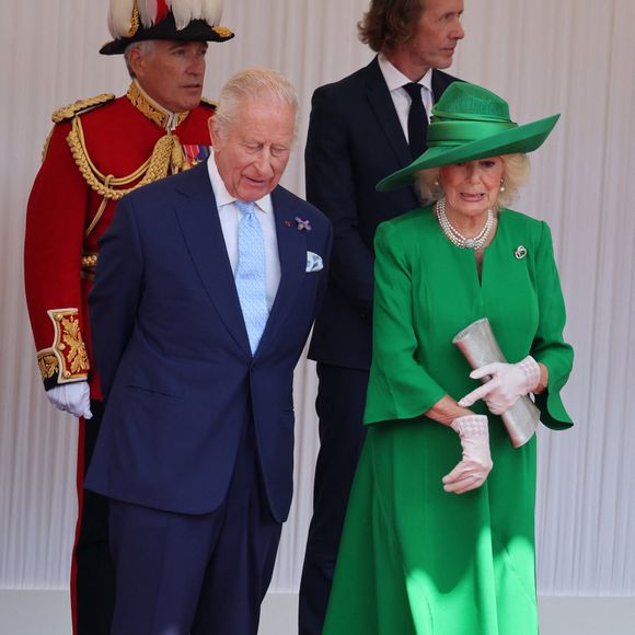 Le roi Charles III d'Angleterre, Camilla Parker Bowles, reine consort d'Angleterre, le prince William, prince de Galles, et Catherine (Kate) Middleton, princesse de Galles, accueillent le couple présidentiel français le président Emmanuel Macron et sa femme la Première Dame Brigitte Macron sur Datchet road à Windsor, Royaume Uni, le 8 juillet 2025 © Dominique Jacovides/Bestimage