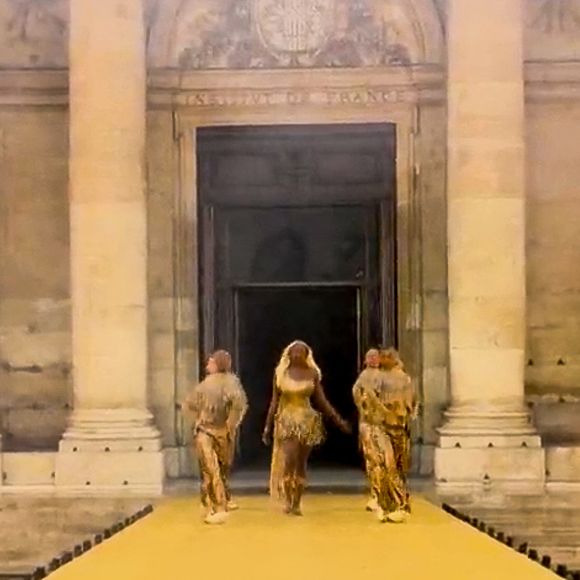 Aya Nakamura chante lors de la cérémonie d'ouverture des Jeux Olympiques (JO) de Paris 2024, à Paris, France, le 26 juillet 2024.