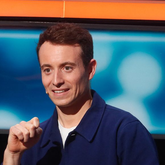 "Maintenant qu'elle est au lycée, on a cédé. On a été d'accord pour qu'elle ait un smartphone", a-t-il d'abord avoué.

Exclusif - Hugo Clément - Enregistrement de l'émission "100% Logique", présentée par C.Féraud et diffusée le 28 septembre sur France 2
© Christophe Clovis / Bestimage