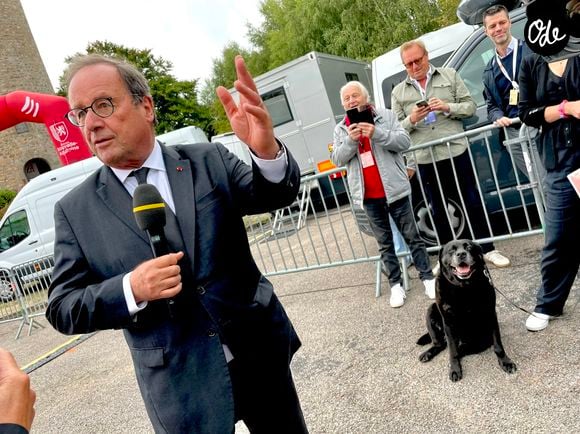 François Hollande à l’arrivée de la 3ème étape de la 58ème édition du Tour Du Limousin-Périgord Nouvelle Aquitaine à Masseret (Corrèze) le 21 août 2025. © Fabien Faure / Bestimage