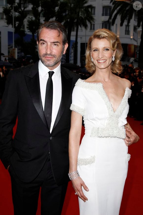 Jean Dujardin et Alexandra Lamy - Montée des marches du film "Thérèse Desqueyroux" pour la cérémonie de clôture du 65e festival du film de cannes le 27 mai 2012. ©JACOVIDES-BORDE-MOREAU / BESTIMAGE
